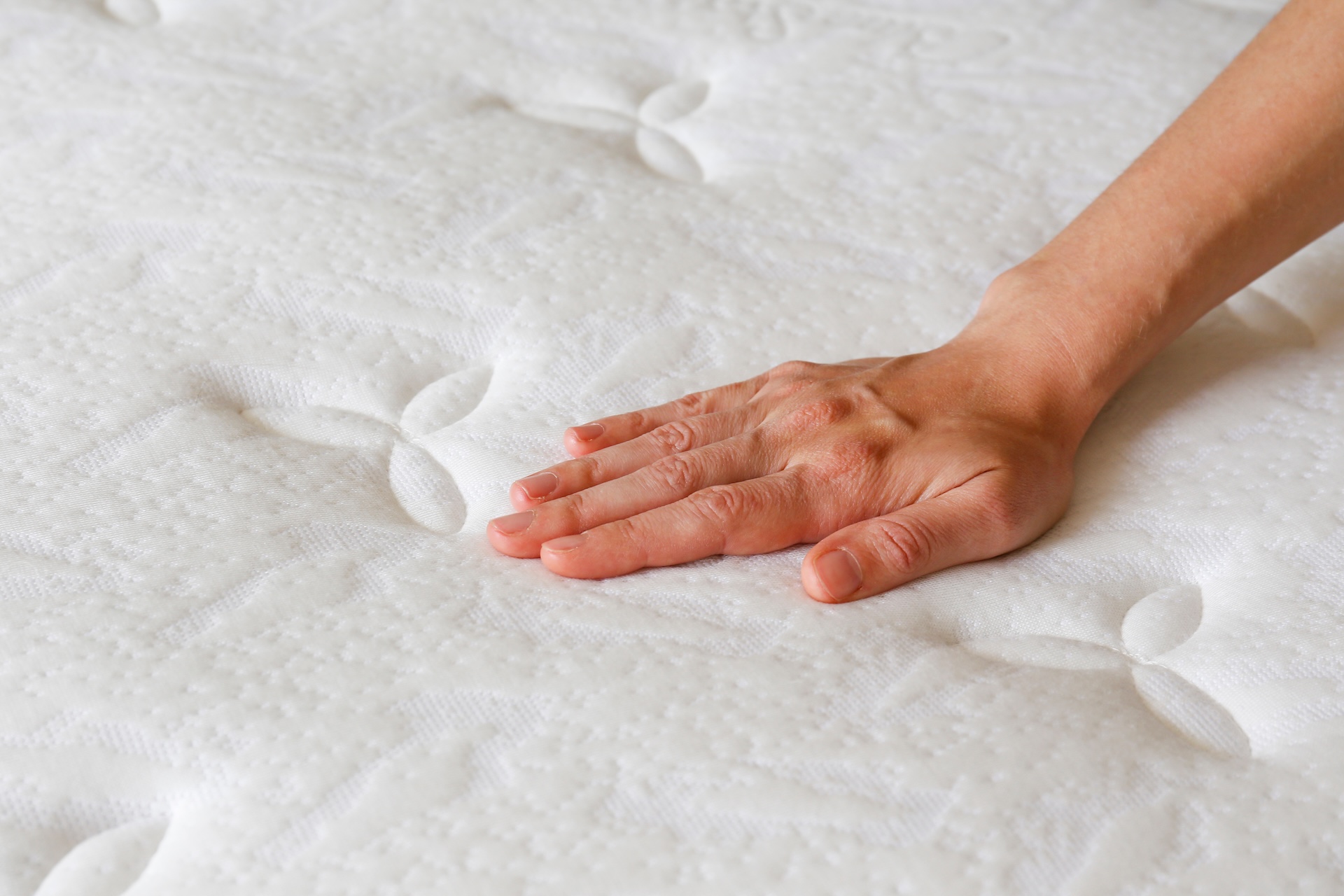 床墊凹陷了，可以先加薄墊嗎？TENDAYS 教您判斷何時該考慮更換床墊